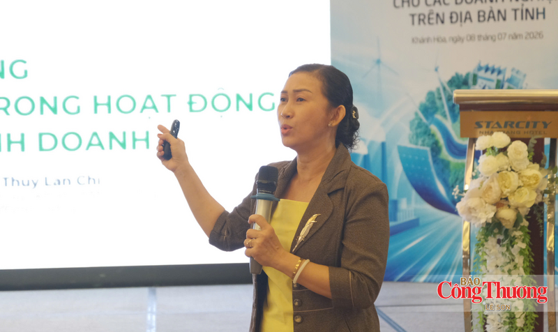 Tại hội nghị Tiến sĩ Nguyễn Thúy Lan Chi truyền đạt thông tin và giải đáp các thắc mắc của doanh nghiệp.