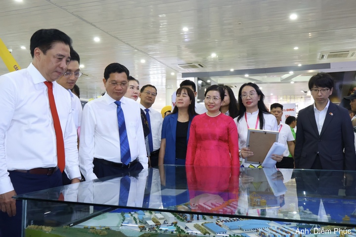 Các đại biểu tham quan gian hàng.