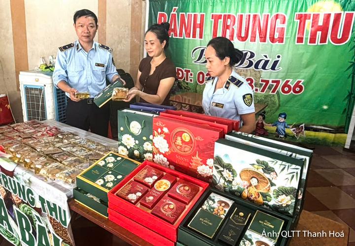 Đội Quản lý thị trường số 1 đến vận động các cơ sở kinh doanh bánh trung ký cam kết chấp hành nghiêm quy định pháp luật.