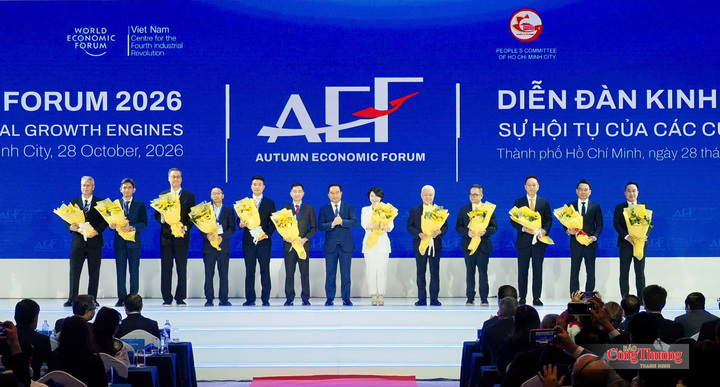 Ông Nguyễn Văn Được, Chủ tịch UBND TP. Hồ Chí Minh tặng hoa cho đại diện chủ đầu tư của 12 dự án tại diễn đàn.
