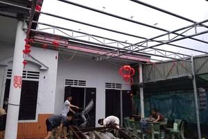 Hà Tĩnh: Lốc xoáy cuốn bay hàng chục mái nhà dân