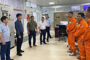 EVNNPT lập 2 đoàn công tác ứng trực tại vùng tâm bão số 5