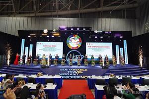 Chùm ảnh: Hàng nghìn du khách và doanh nghiệp đổ về Vietnam International Sourcing Expo 2025