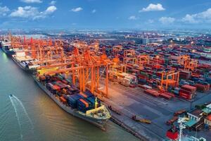 Việt Nam xuất siêu sang thị trường Singapore gần 3,1 tỷ SGD