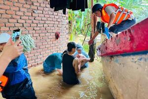 Quảng Ngãi: Nước lũ bủa vây khắp nơi