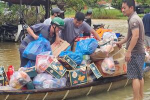 Nỗ lực tiếp tế lương thực cho bà con vùng lũ Thu Bồn