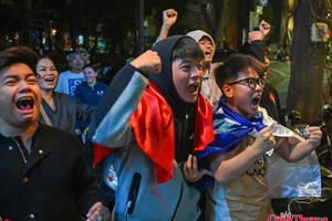 Người dân đổ ra đường ăn mừng bóng đá nam Việt Nam vô địch SEA Games