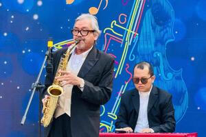 Những giai điệu cuối tuần níu chân du khách nước ngoài bên hồ Gươm