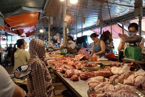 Giá heo hơi hạ nhiệt, thịt bán lẻ vẫn neo cao trước Tết