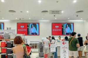 UNIQLO mở rộng khu vực giao hàng xuyên Tết