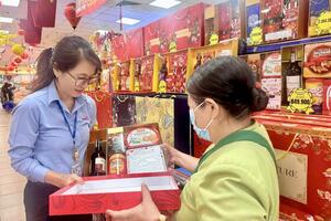 TP. Hồ Chí Minh: Giỏ quà Tết đắt khách, hàng Việt chiếm ưu thế