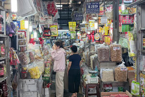 TP. Hồ Chí Minh: Chợ truyền thống, siêu thị đông khách trở lại sau Tết