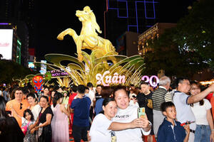 TP. Hồ Chí Minh: Hơn 1,8 triệu lượt khách tham quan đường hoa tết Bính Ngọ