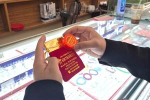 Nghệ An đông kín người đi mua vàng ngày vía Thần Tài