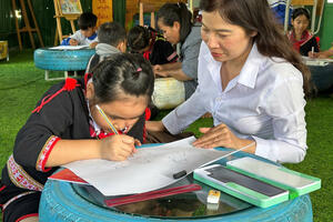 Quảng Ngãi: Học sinh đồng bào Xơ Đăng vẽ tranh cổ động bầu cử