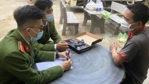 Ô tô vận chuyển hàng cấm và kit test COVID-19