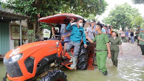 Chương Mỹ: Công an hỗ trợ người dân khắc phục hậu quả mưa lũ