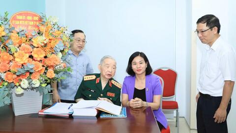 Lãnh đạo TP Hà Nội thăm, động viên cán bộ lão thành cách mạng