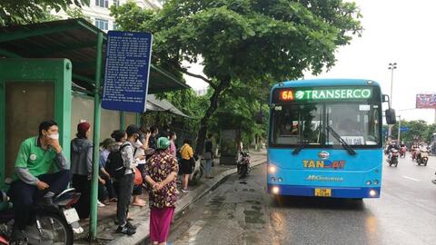 Người cao tuổi, người nghèo được dùng thẻ xe buýt không thời hạn