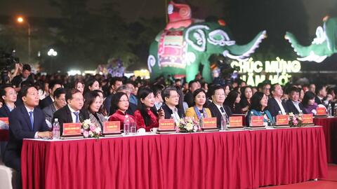 Tưng bừng khai hội Festival hoa Mê Linh