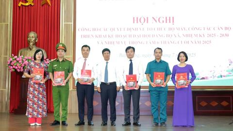 Xã Bát Tràng công bố các quyết định về tổ chức bộ máy, công tác cán bộ