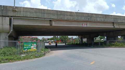 ‎Tài xế mất nhân tính, cố tình kéo lê nữ sinh sau va chạm