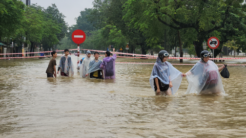 TP. Huế: Hàng trăm ki ốt của tiểu thương bị ngập trong nước