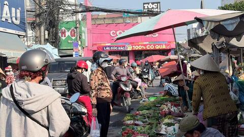 TP. Hồ Chí Minh: Chợ truyền thống nhộn nhịp ngày tiễn ông Táo về trời