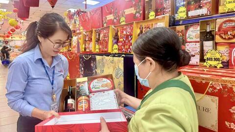 TP. Hồ Chí Minh: Giỏ quà Tết đắt khách, hàng Việt chiếm ưu thế