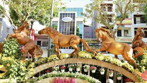 Đường hoa Cần Thơ 2026 rực rỡ sắc xuân, nổi bật linh vật ngựa