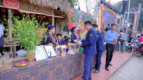 Đẩy mạnh kiểm soát thị trường, an toàn thực phẩm dịp lễ hội đầu xuân