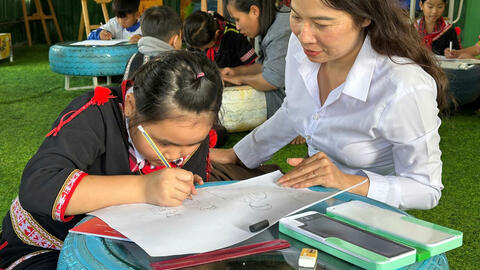 Quảng Ngãi: Học sinh đồng bào Xơ Đăng vẽ tranh cổ động bầu cử