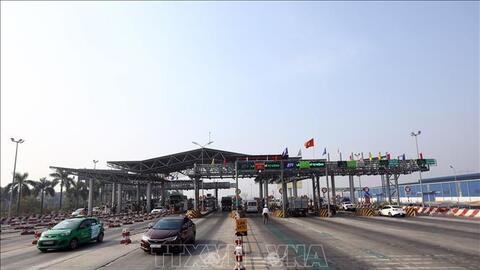 Tổng cục Đường bộ Việt Nam yêu cầu xử lý nghiêm xe ô tô đi sai làn thu phí không dừng