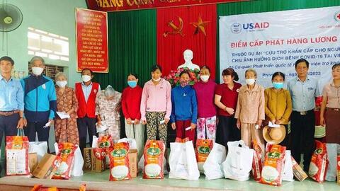 Cấp phát lương thực cho 461 hộ dân Phong Điền