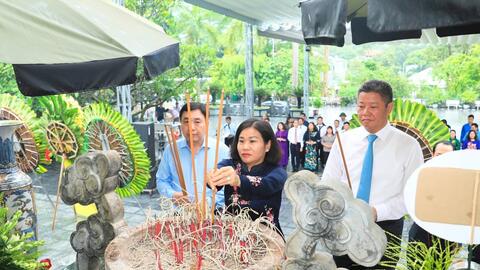 Dâng hương tưởng niệm anh hùng liệt sĩ mặt trận Vị Xuyên