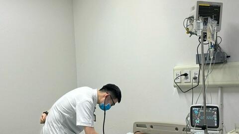 Cấp cứu bệnh nhân mắc sốt xuất huyết bị đông đặc phổi