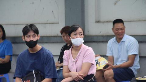 Phụ huynh đội nắng, mưa “tiếp sức” cho con đi thi