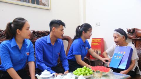 Ấm áp bữa cơm sum vầy bên mẹ Việt Nam anh hùng