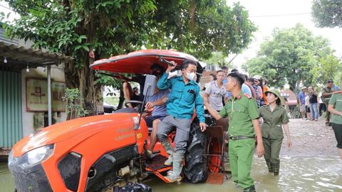 Chương Mỹ: Công an hỗ trợ người dân khắc phục hậu quả mưa lũ