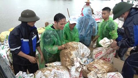 Người dân quên ăn, quên ngủ đắp bao tải chống lũ sông Tích
