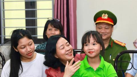 Mang Trung thu yêu thương đến với trẻ em vùng bị ngập lụt