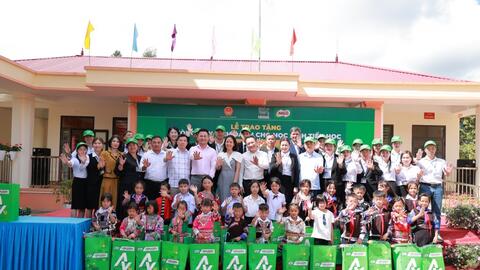 Nestlé MILO trao tặng máy tính cho các trường tiểu học vùng cao