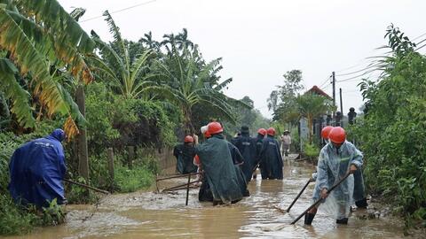 Công an Quảng Trị giúp dân vùng lũ sớm ổn định cuộc sống