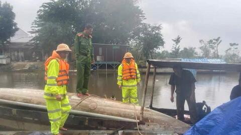 Vận động người dân dự trữ nhu yếu phẩm ứng phó với mưa lũ