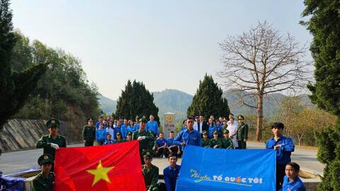 Khám bệnh, phát thuốc, tặng quà tại Phông-sa-lỳ (Lào)