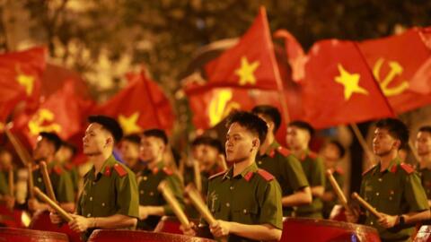 1.000 bạn trẻ "hợp xướng" trống hội mừng 50 năm thống nhất đất nước