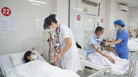 Chăm sóc sức khỏe người bệnh, nhân viên y tế khi nắng nóng