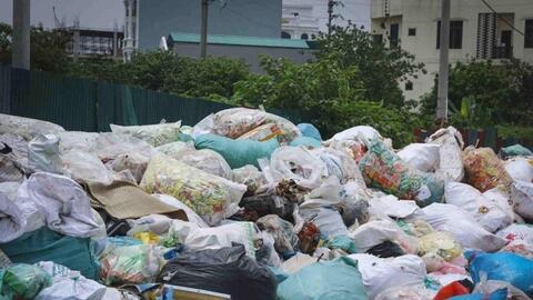 Đổ trộm, đốt bỏ hàng giả: Cần lấp đầy lỗ hổng quản lý