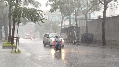 Mưa dông diễn ra ở nhiều nơi, cảnh báo sét và lốc xoáy