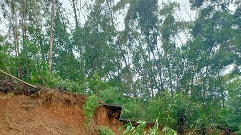 Nhiều ao hồ lớn, xã Đoài Phương khẩn trương chống bão